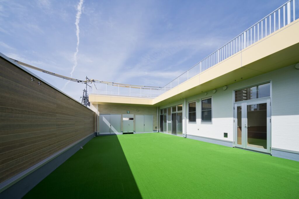 児童発達支援センターしんほんまち 【ふらっぷ】芝生ひろっぱ